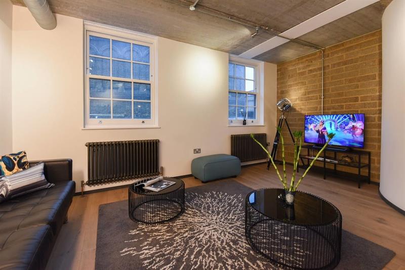 Loft Style Apartment in Central London! 2br! [VR]